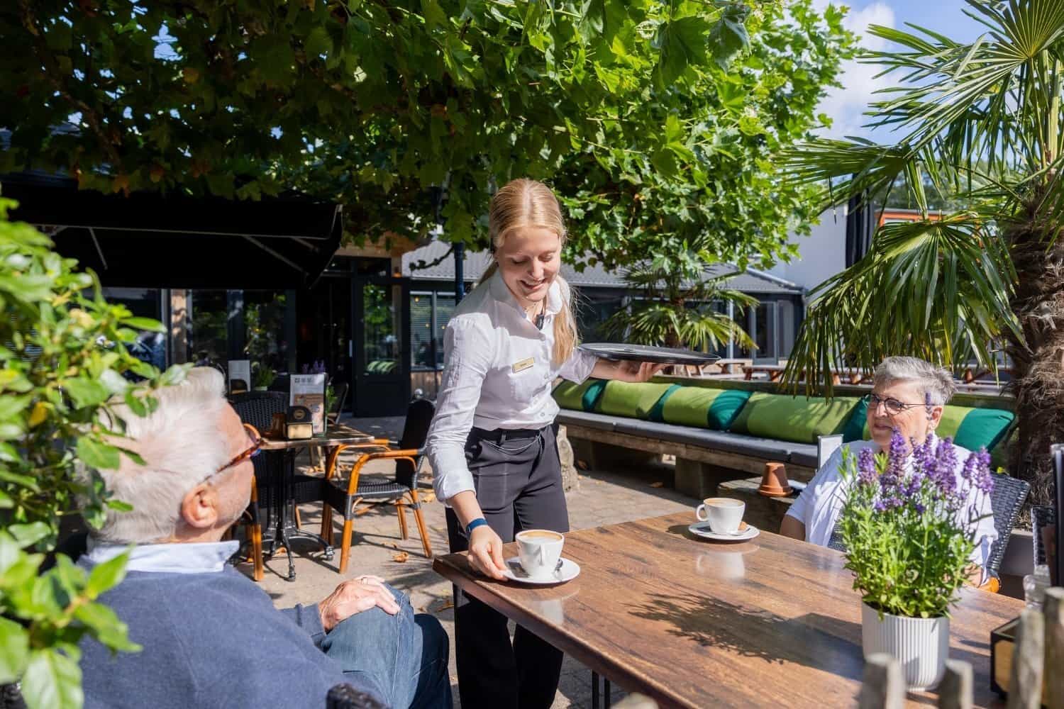 Bedieningsmedewerker op het terras van Westerbergen