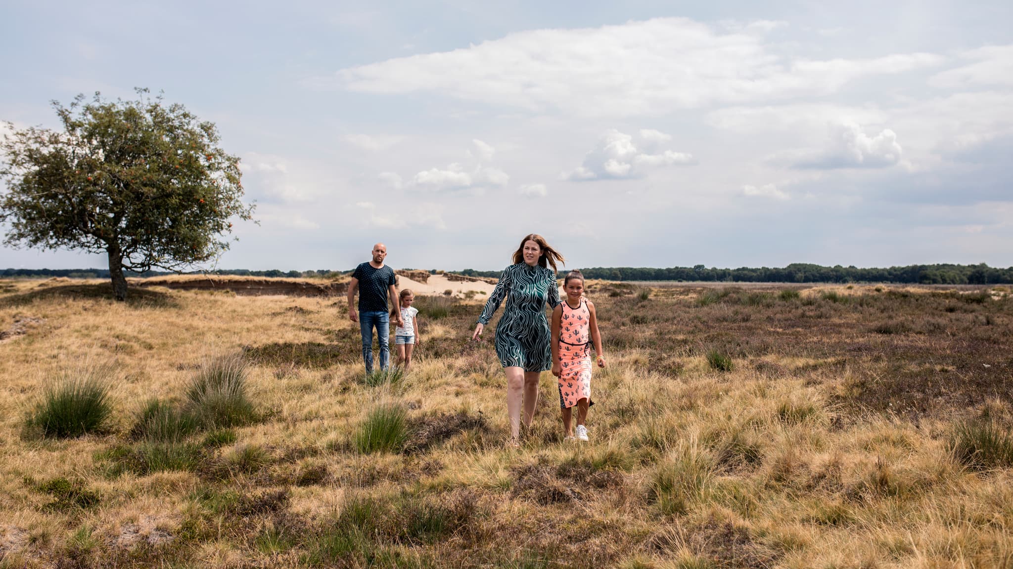 Familie geniet samen van prachtige heidevelden op Westerbergen in Drenthe
