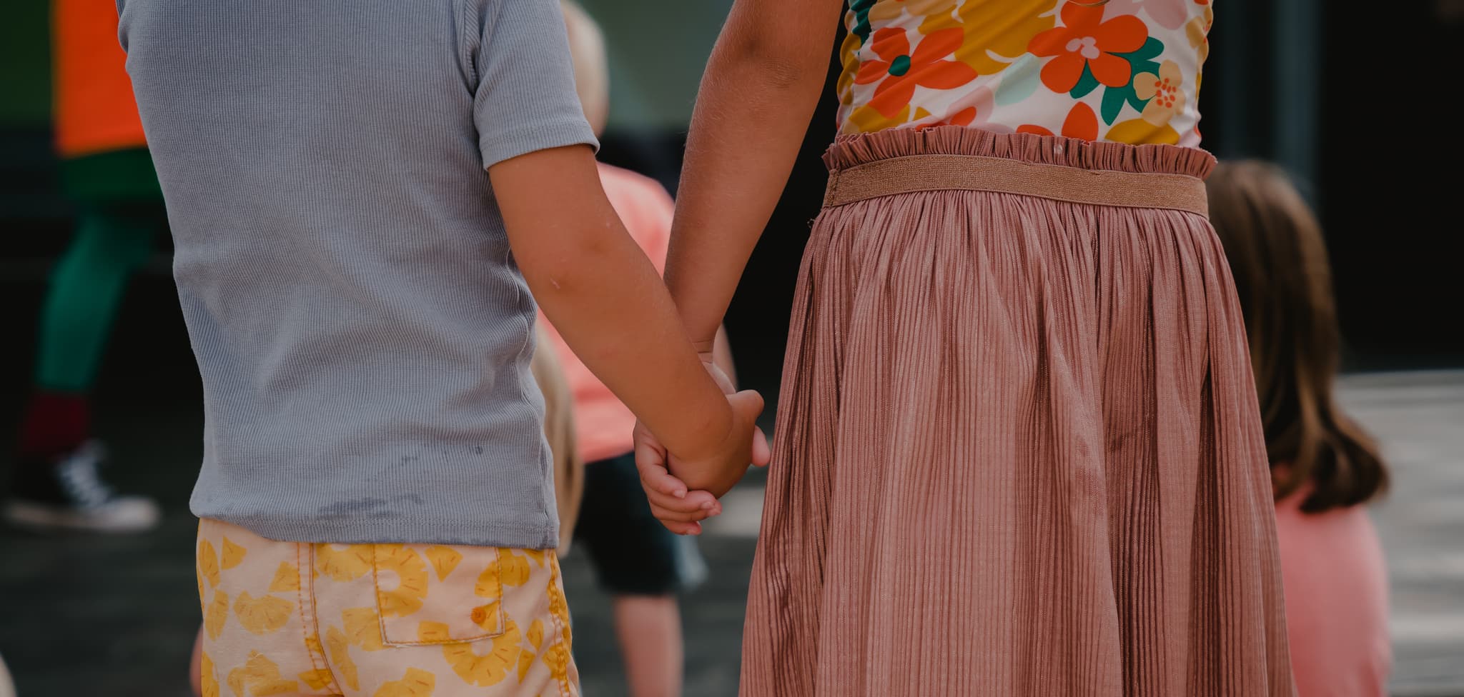Kinderen houden hand vast bij de animatie van Westerbergen