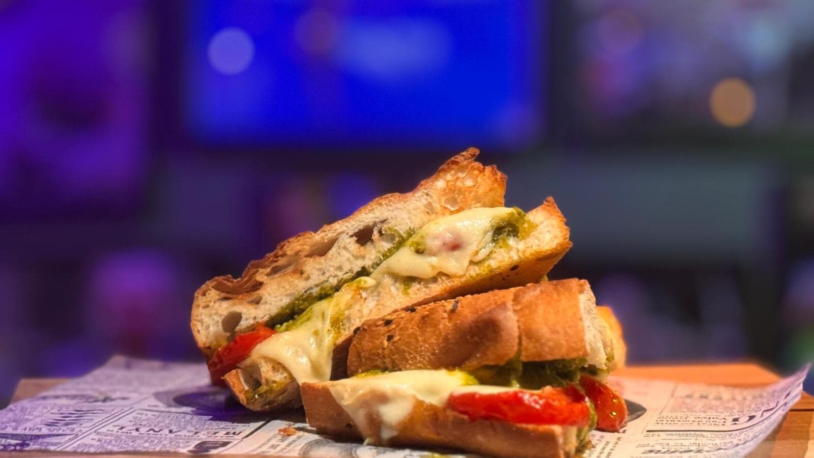 Rijkelijk gevulde tosti geserveerd in de Sportsbar van Westerbergen in Drenthe