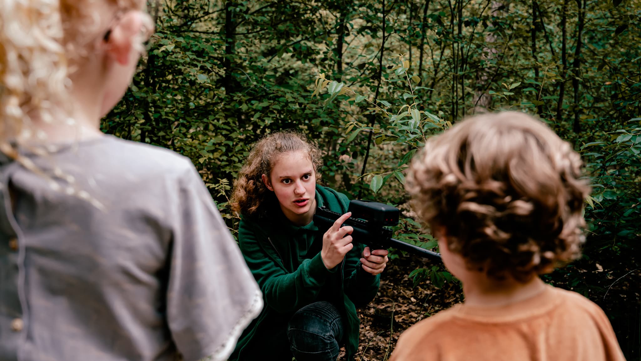 Medewerker activiteiten aan het werk bij lasergamen