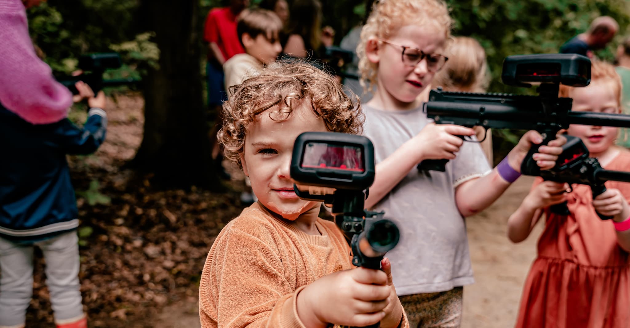 Schoolkinderen hebben buiten veel plezier met verschillende activiteiten