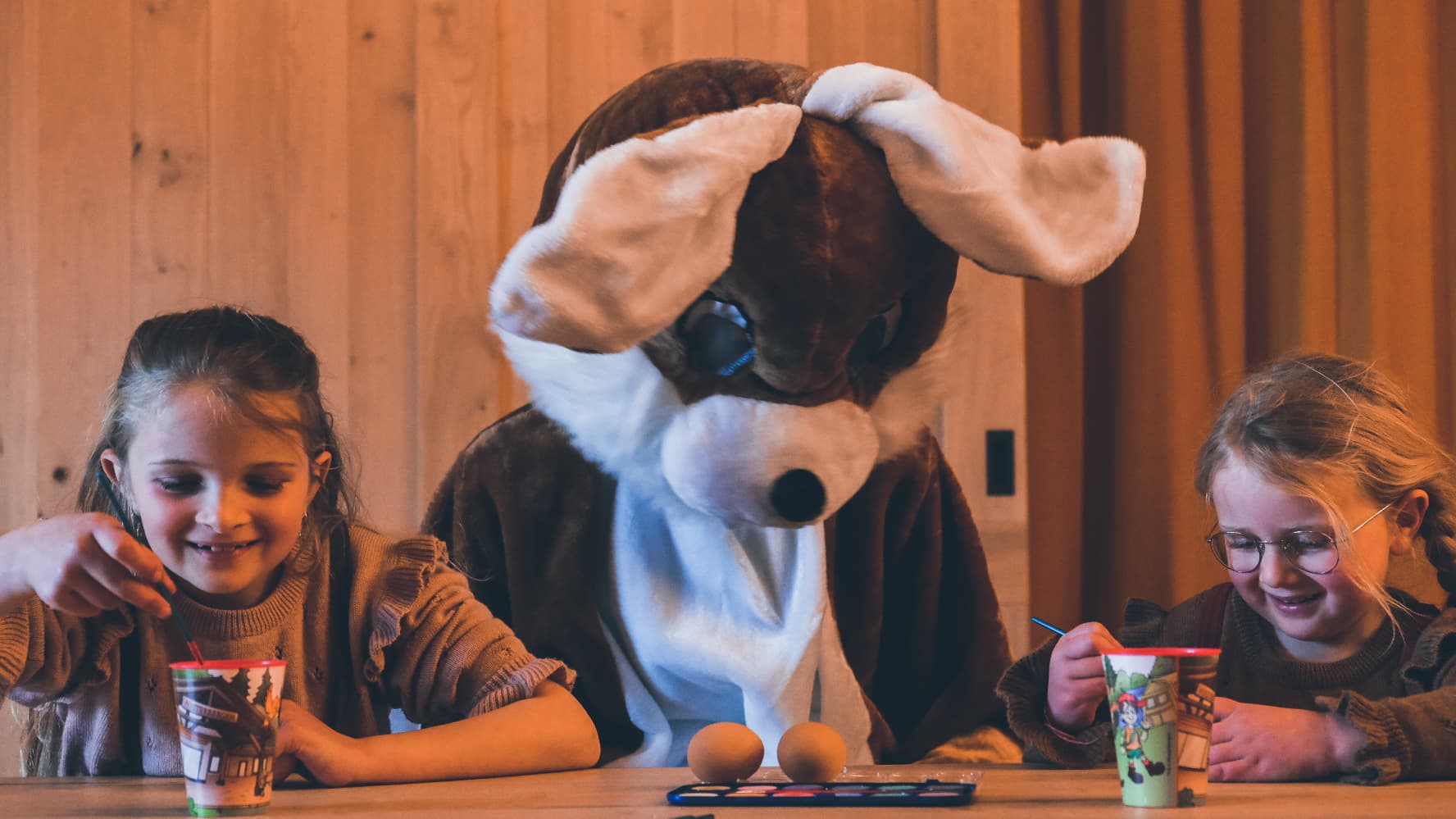 Kinderen hebben plezier tijdens knutselactiviteiten samen met de paashaas