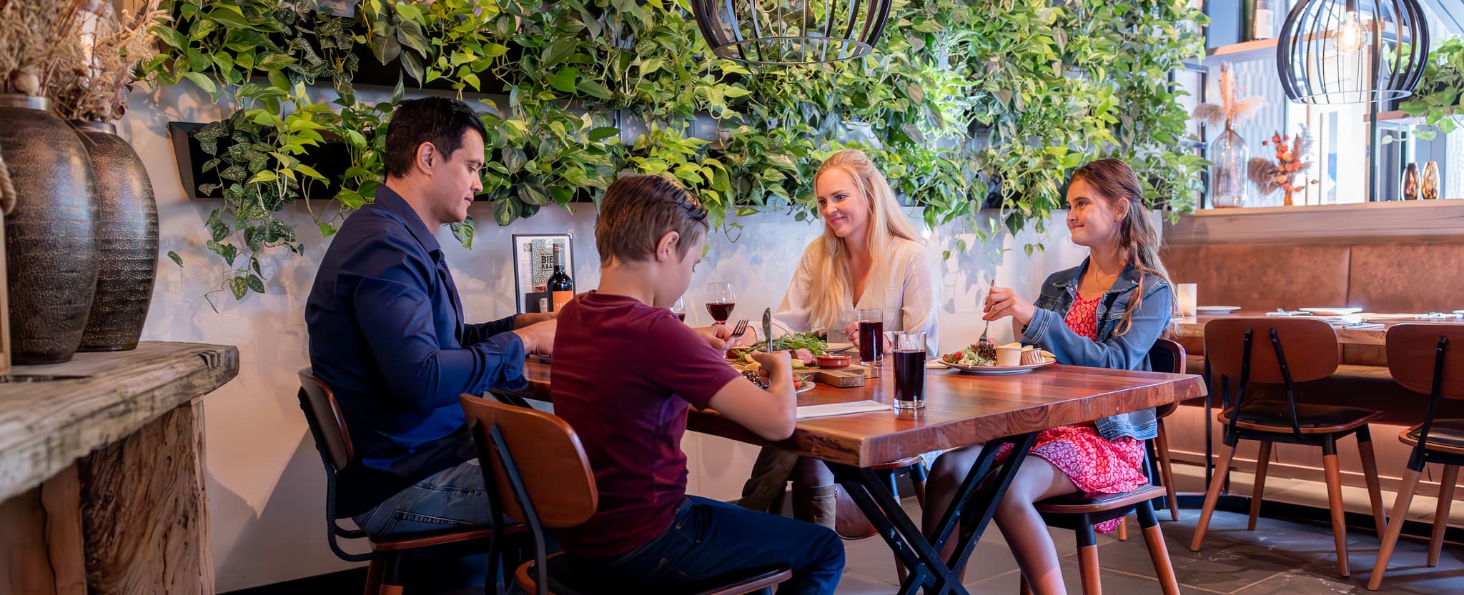 Gezin aan het dineren in restaurant Westerbergen in Drenthe