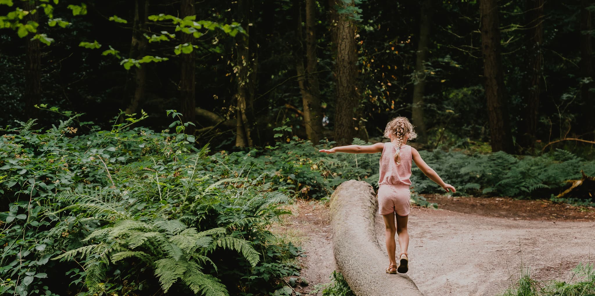 Meisje aan het wandelen in de Drentse natuur