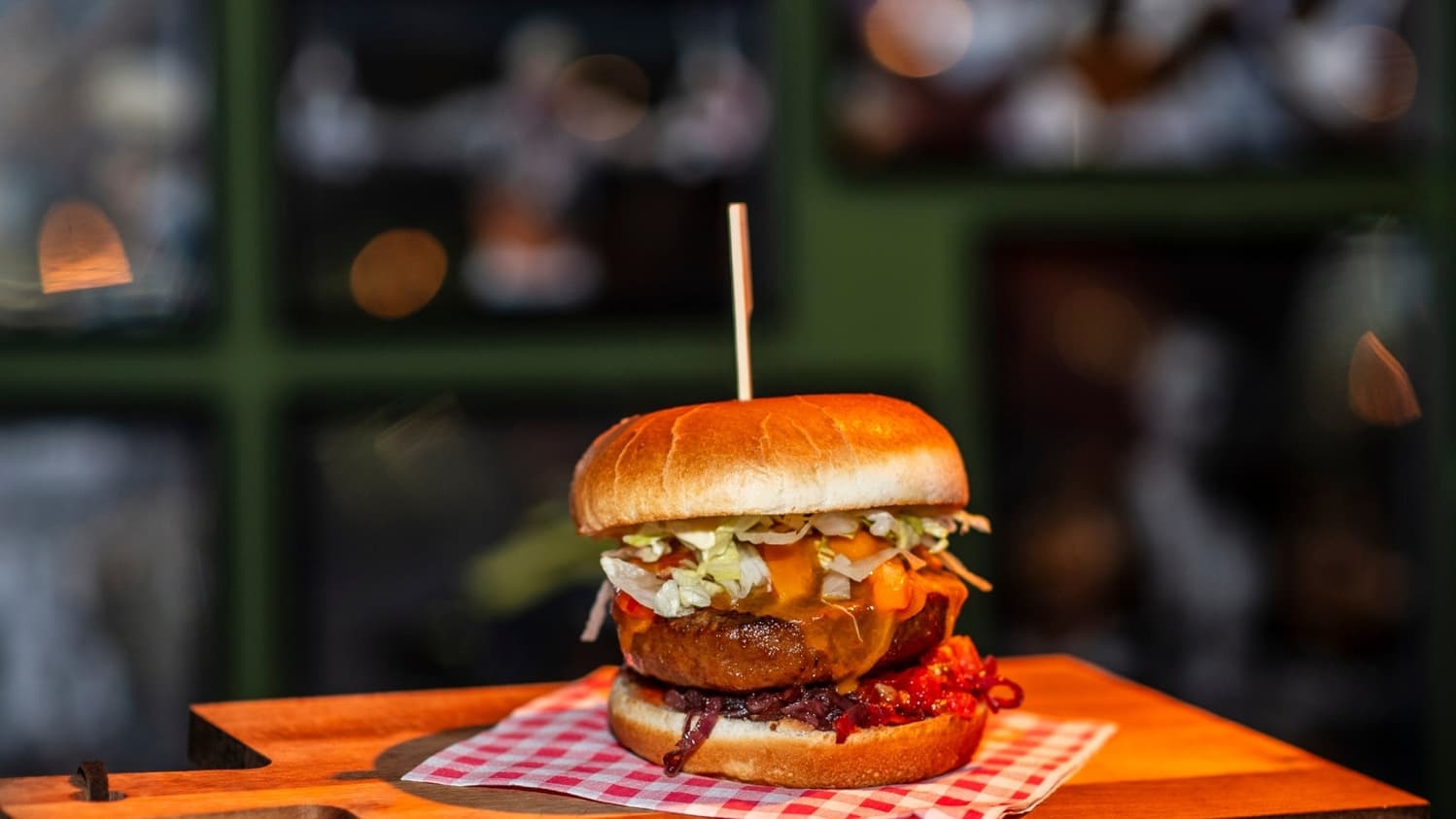 Een smaakvol broodje hamburger geserveerd in de Sportsbar van Westerbergen in Drenthe
