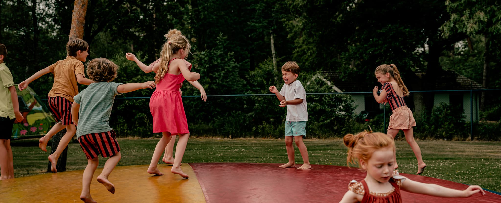 Kinderen spelen op springkussen