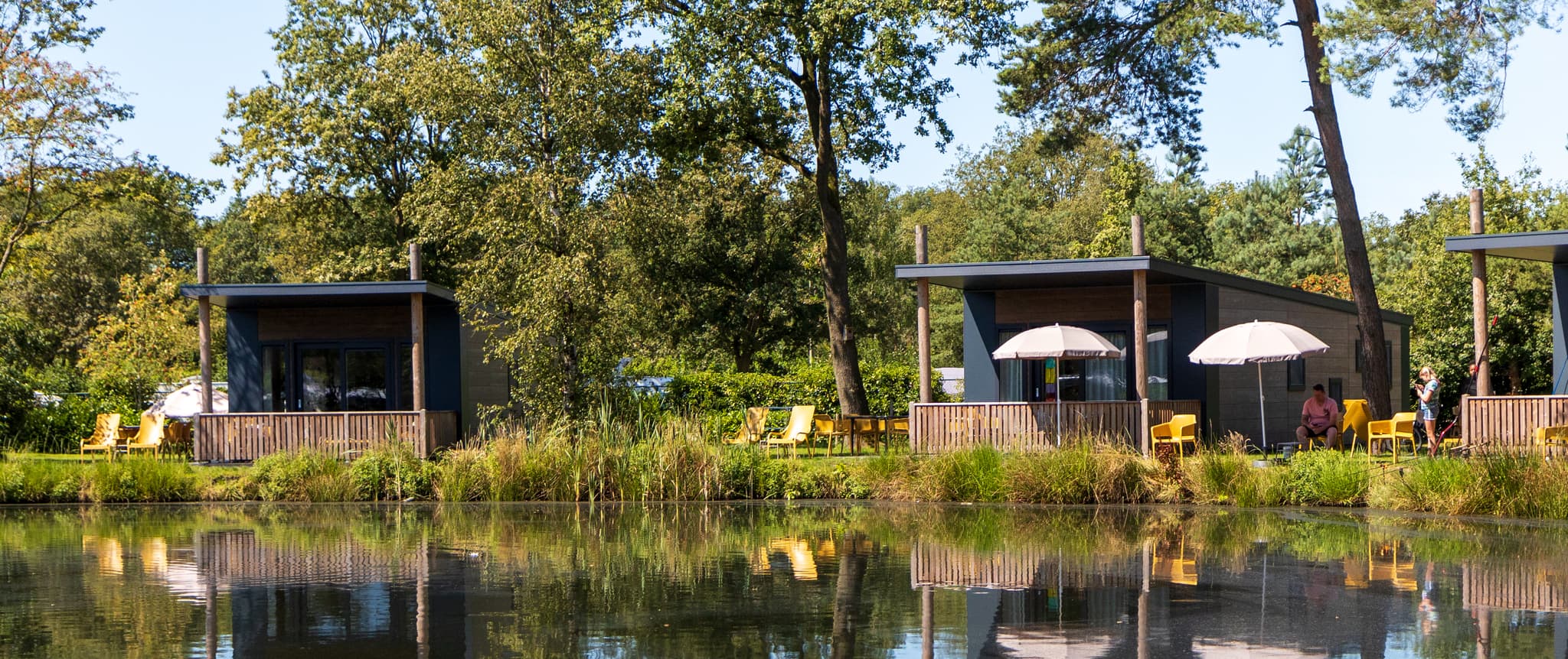 Samen genieten van een last-minute mini-vakantie samen op het terras van de lodge aan de visvijver op Westerbergen in Drenthe