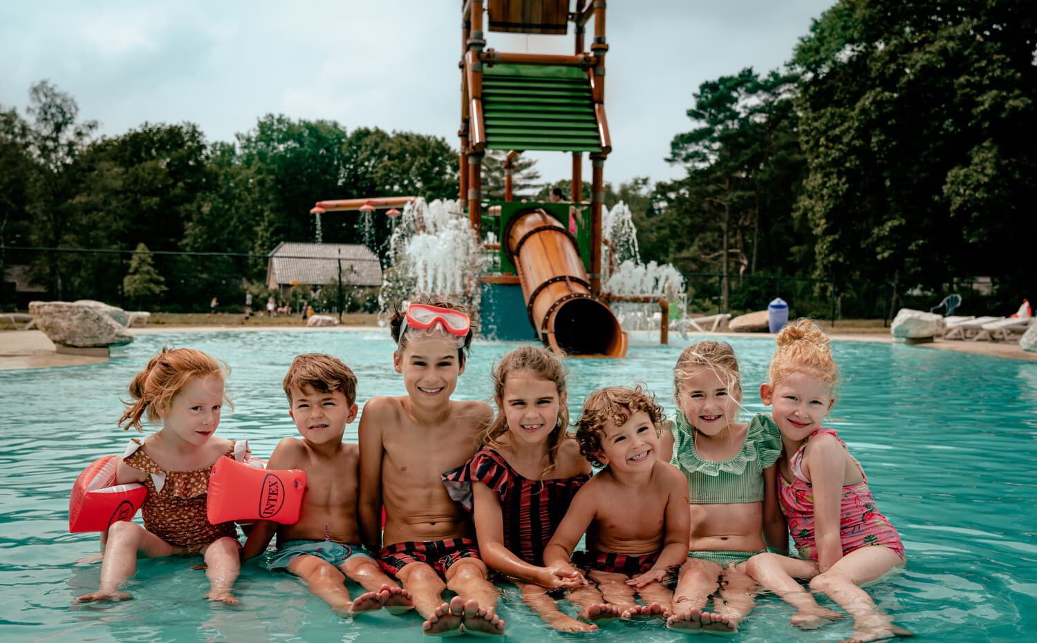 Kinderen hebben samen plezier in de waterspeeltuin op Westerbergen in Drenthe