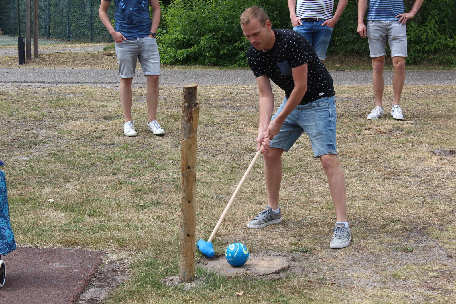 Golf spielen im Wald